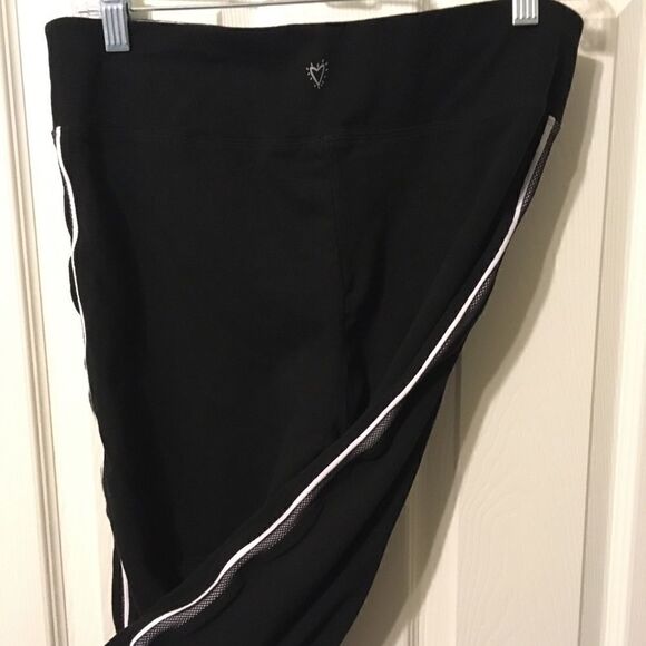 Betsey Johnson black athletic leggings w/ ruffles - Picture 1 of 7